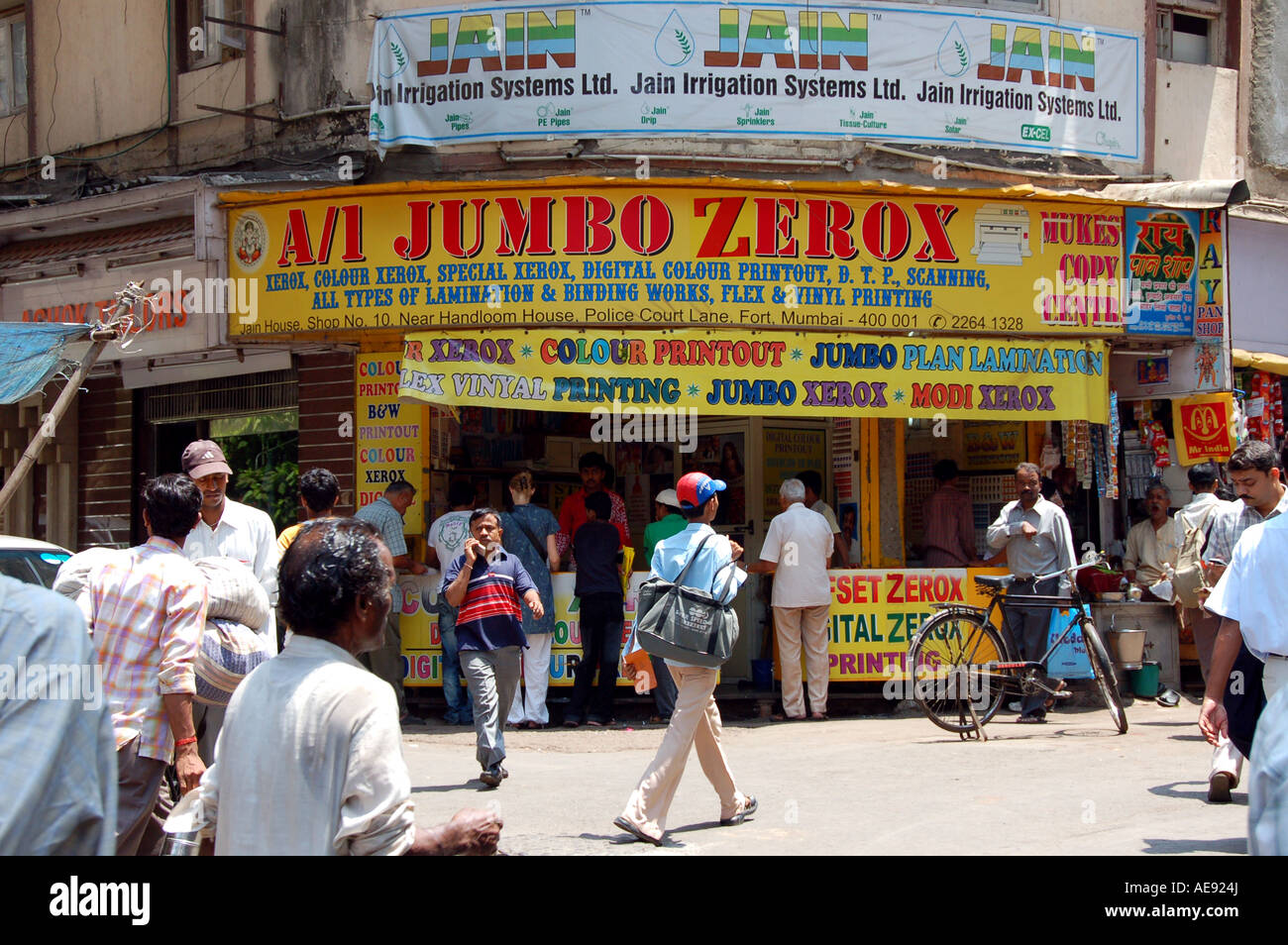 Typical scene in shopping area in Mumbai, India Stock Photo