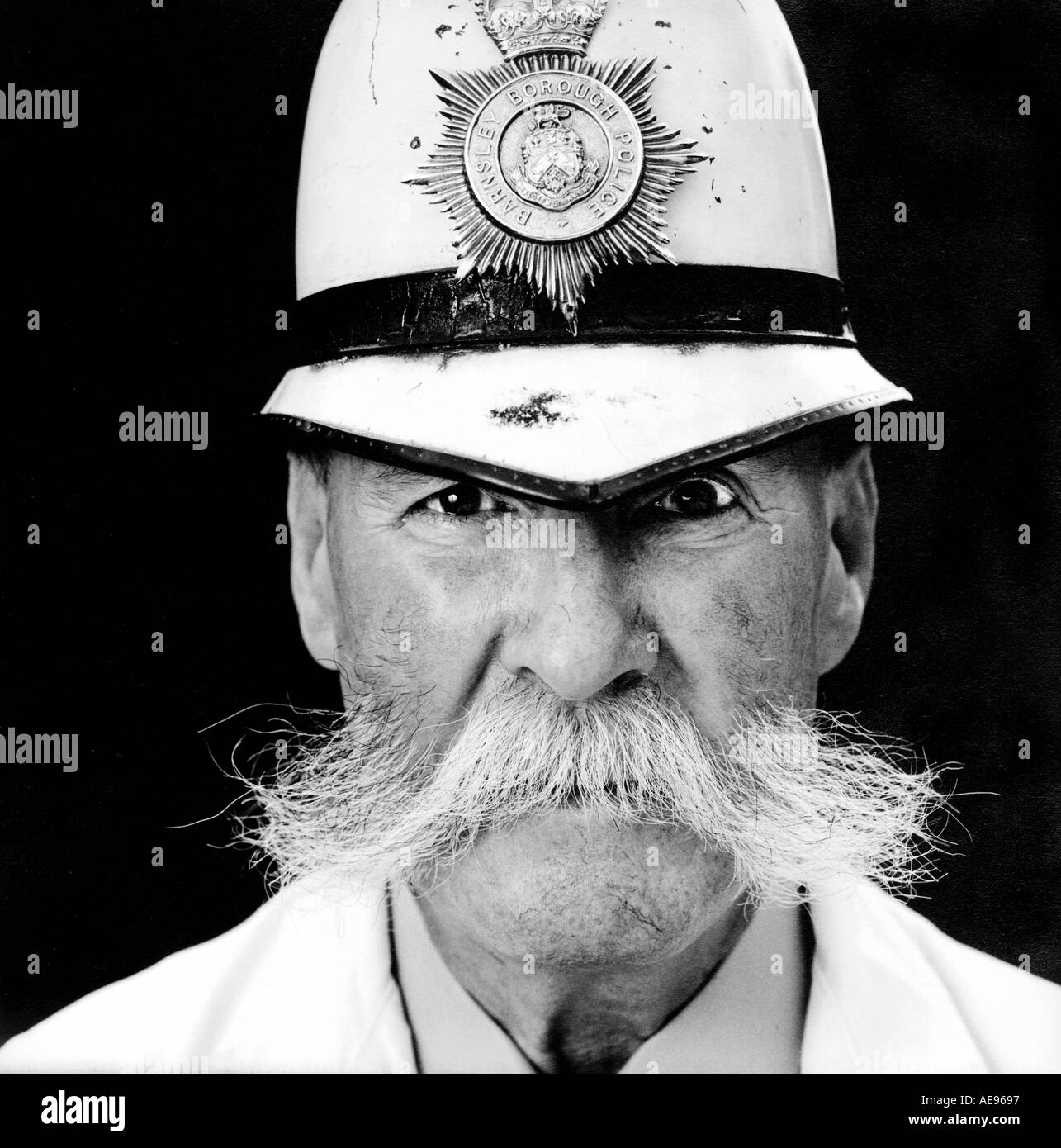 un bel boxeur avec moustache et barbe en karaoké, en chant Photo Stock -  Alamy