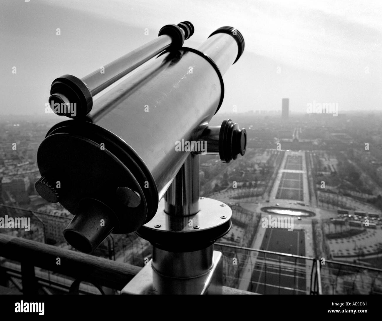 Tourist telescope eiffel tower Black and White Stock Photos & Images