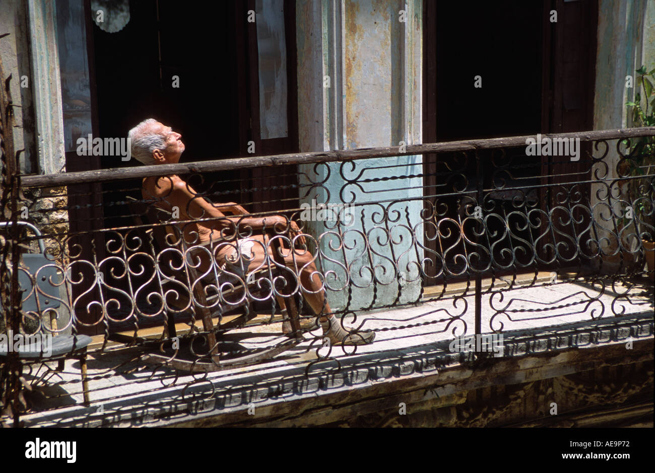 равнодушие. одиночество пожилых. бежит за автобусом. мимо старый. люди идут мимо по улице.