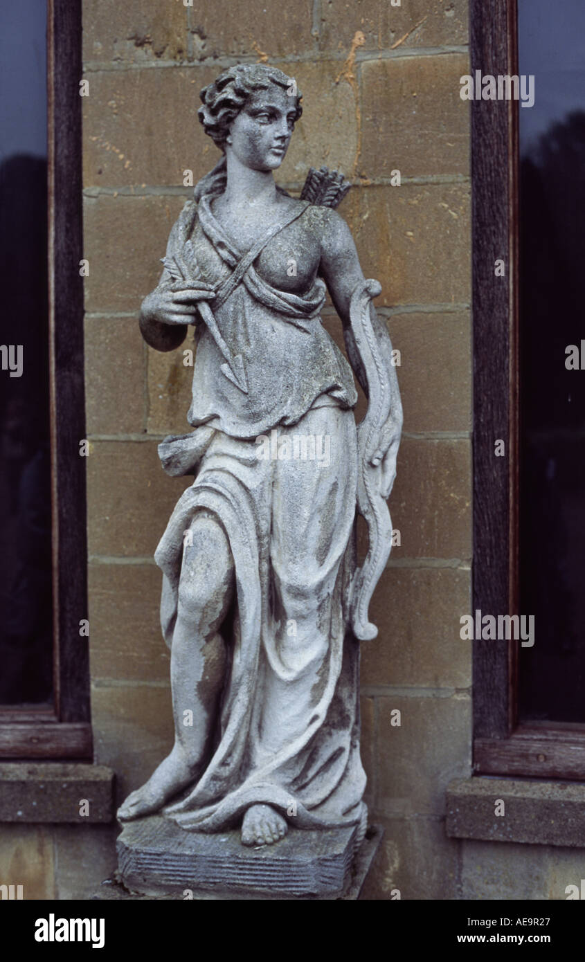 Sculpture in the Beale park Berkshire Stock Photo Alamy