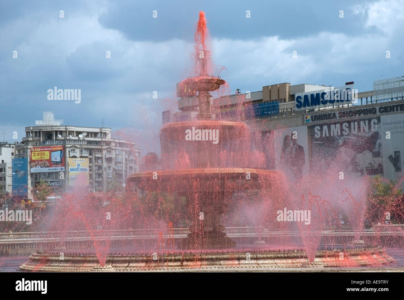 Piata Unirrii, Union square, roundabout with cascading, red water