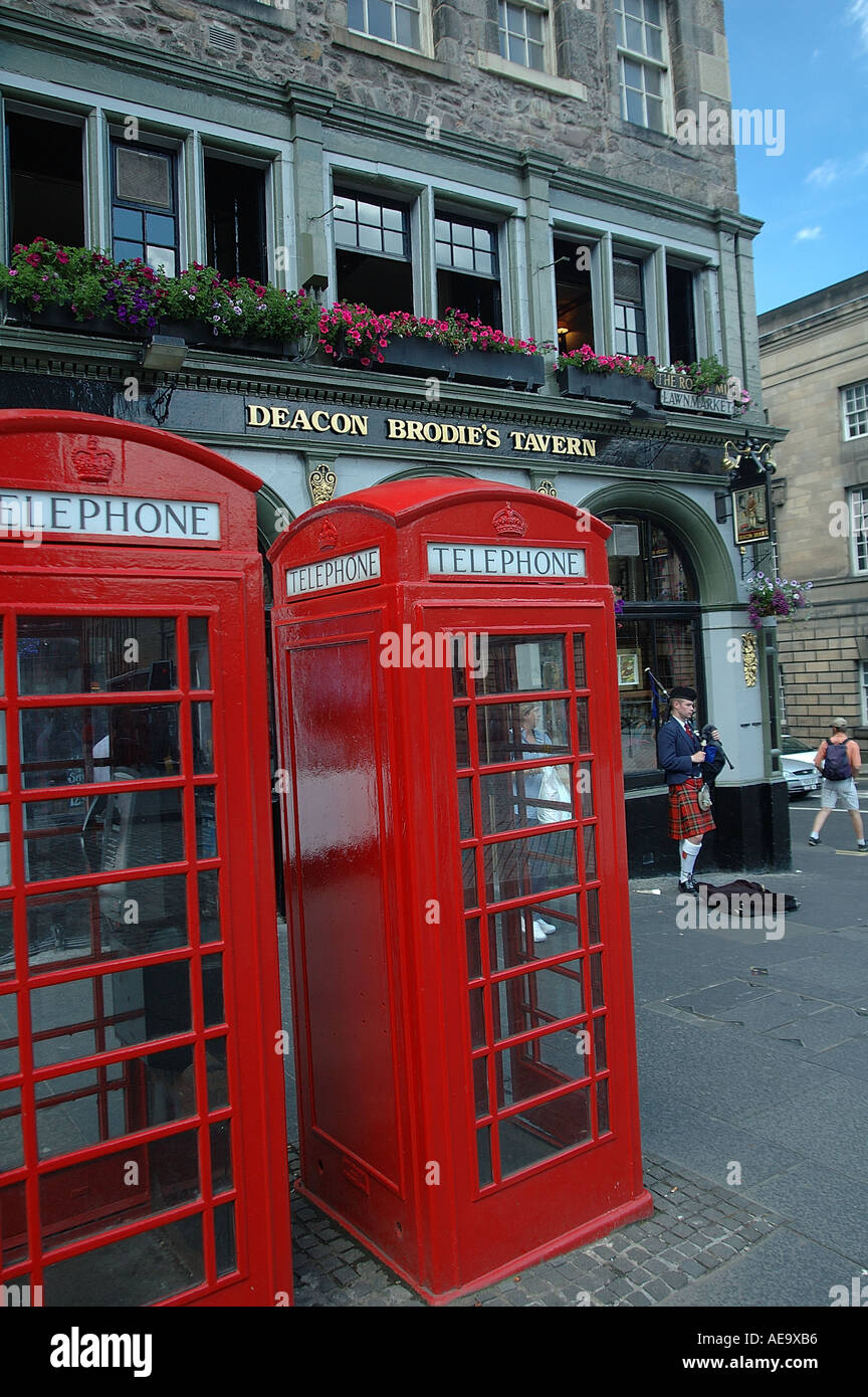 Red phone boxes on Edinburgh's Royal Mile / High Street Stock Photo Alamy