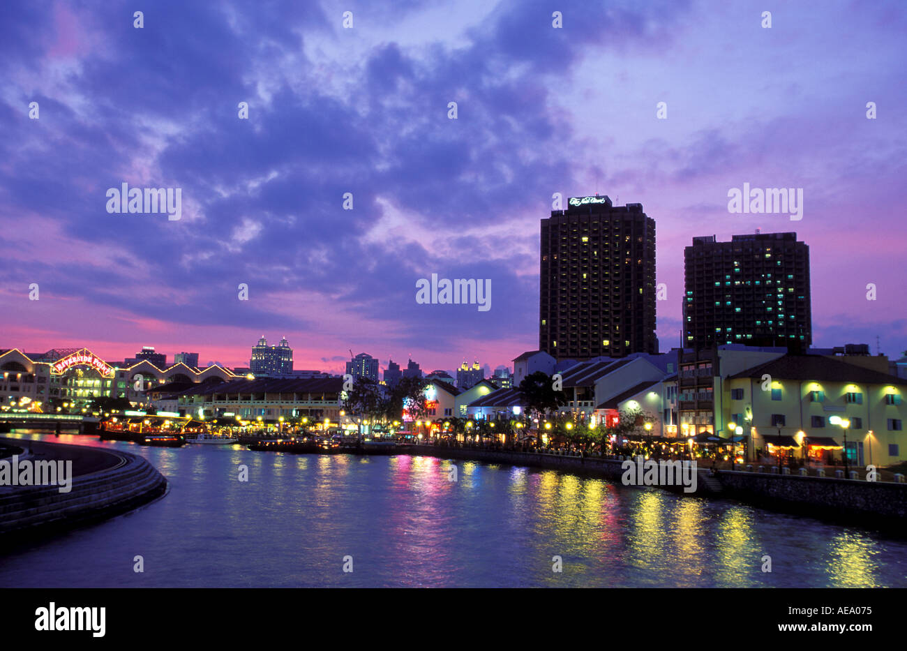 Restaurants boat quay night singapore hi-res stock photography and ...