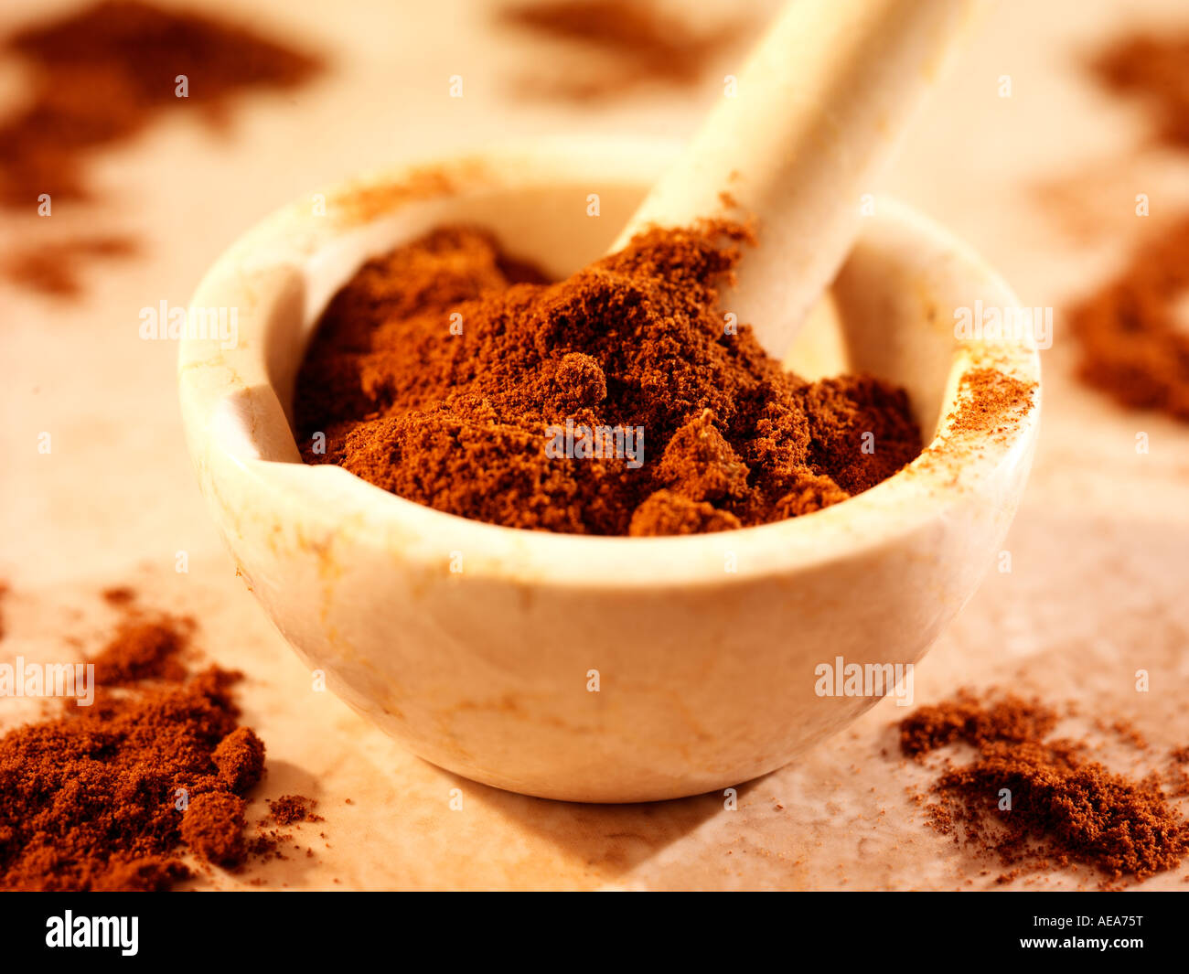 GROUND CLOVES IN PESTLE AND MORTAR Stock Photo Alamy
