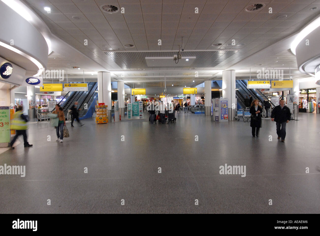 GATWICK AIRPORT NORTH TERMINAL INSIDE VIEW Stock Photo Alamy