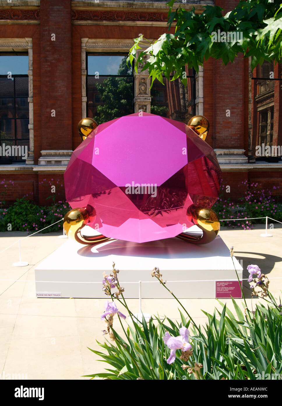 Jeff Koons Diamond sculpture V&A Stock Photo Alamy