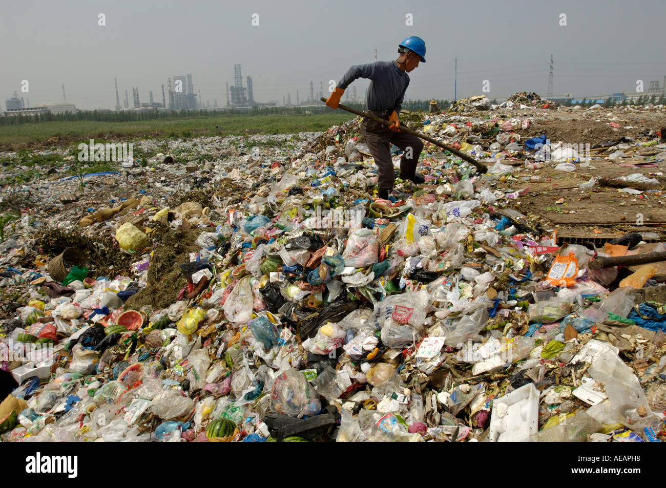 Migrant worker collects plastics from a garbage dump in Ningbo, Zhejiang, China. 12-June-2006 Stock Photo