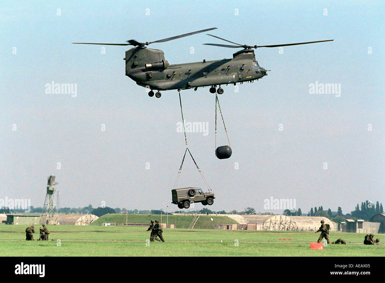 CHINOOK HELICOPTER LIFTS LAND ROVER AT LAUNCH OF 16 AIR ASSAULT BRIGADE AT WATTISHAM AIRFIELD SUFFOLK Stock Photo