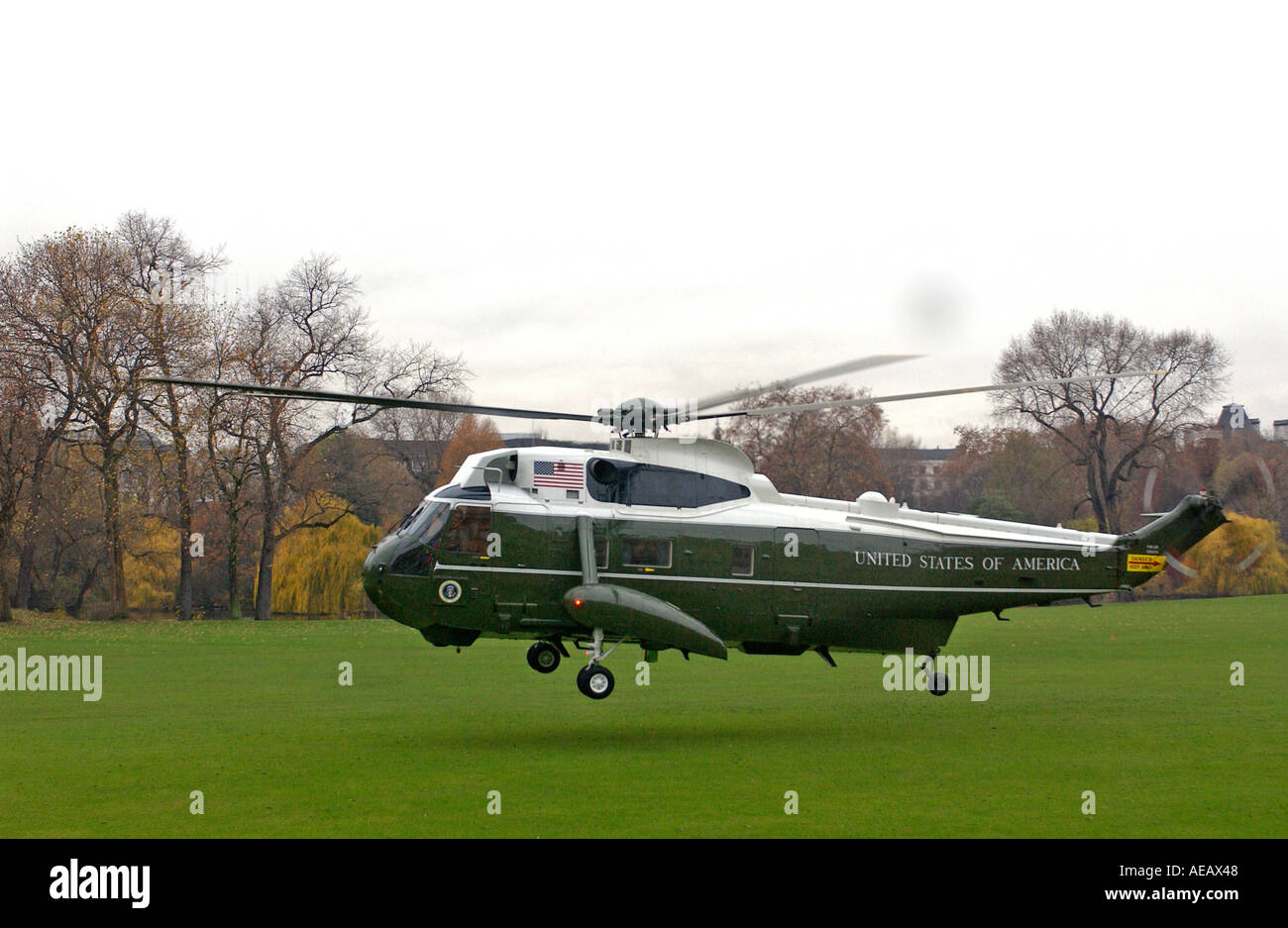 President George W Bush and wife Laura depart by helicopter from London after visit to Britain Stock Photo