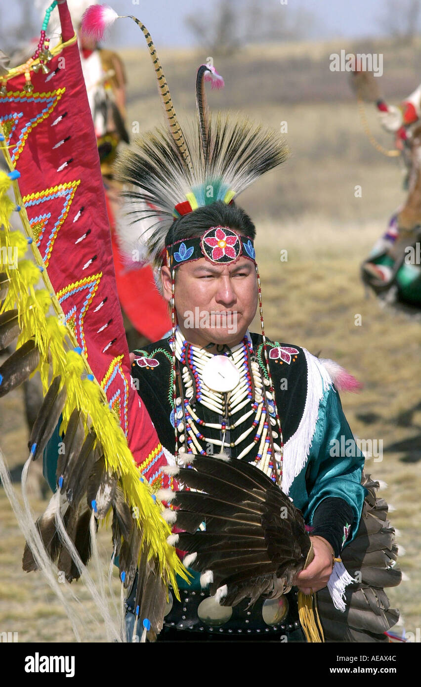 CANADA PLAINS FIRST NATION MAN IN TRADITIONAL COSTUME AND FEATHER HEAD DRESS  AT WANUSKEWIN HERITAGE PARK SASKATOON Stock Photo - Alamy