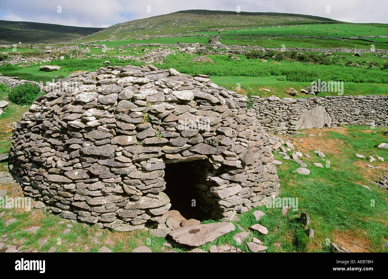 An ancient beehive dwelling on the Dingle Peninsular, Ireland Stock ...