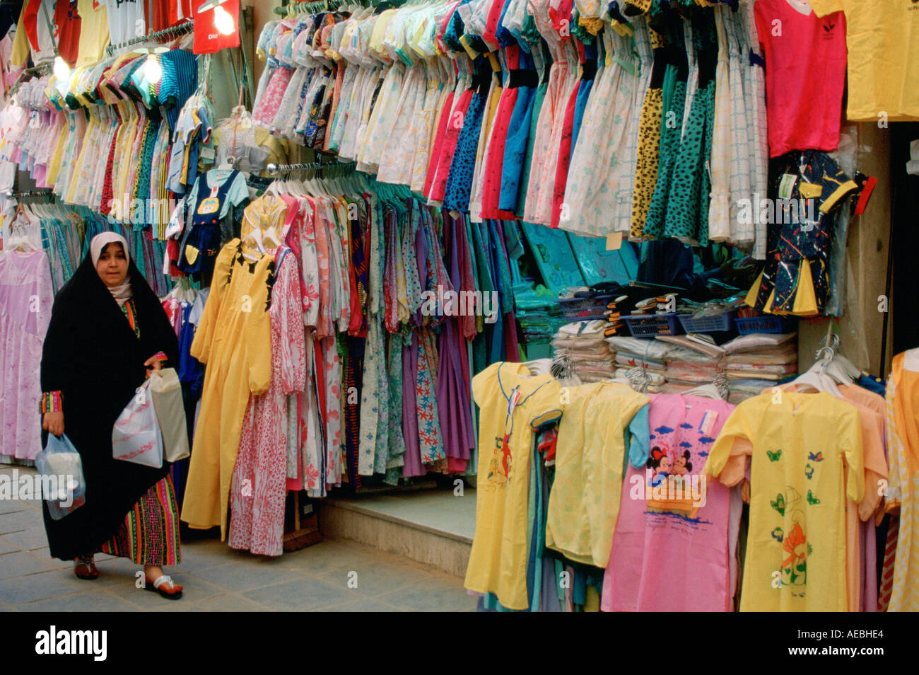 Woman wearing abaya while shopping in souk Kuwait City Stock Photo - Alamy