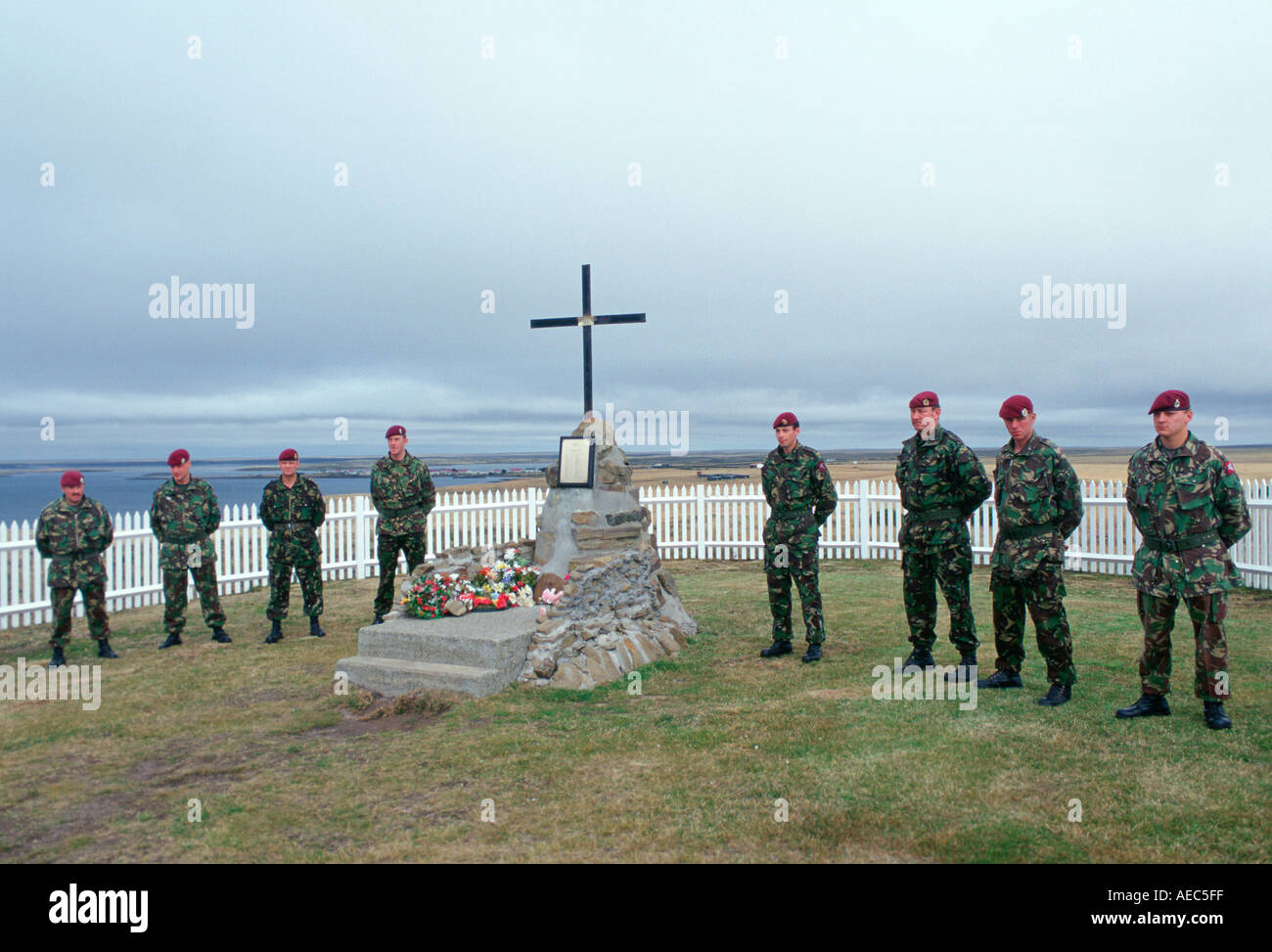 Soldiers of 2nd Battalion Parachute Regiment at 2 Para Memorial at Goose Green Falkland Islands Stock Photo