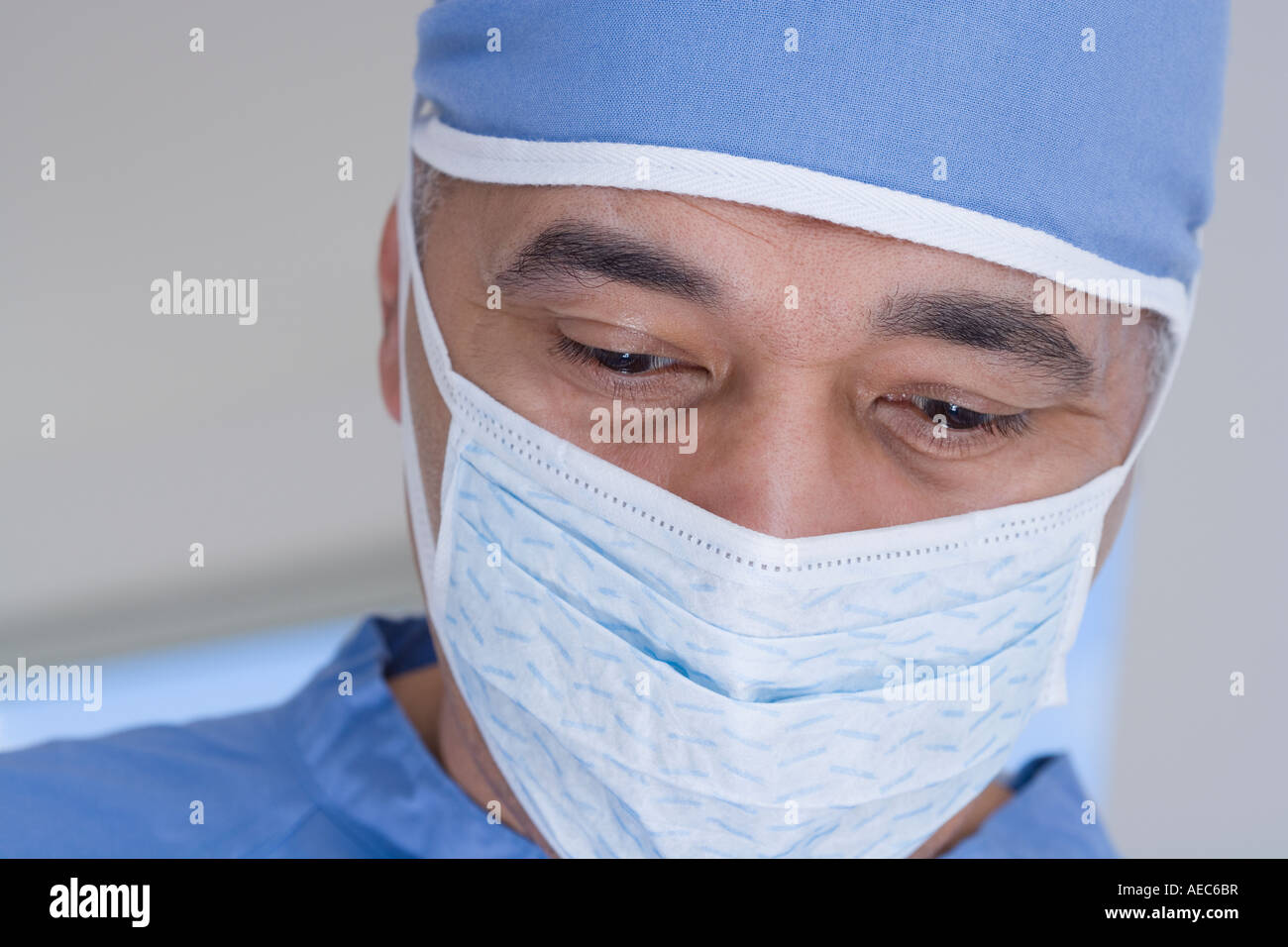 Close up of African male doctor with surgical mask Stock Photo - Alamy