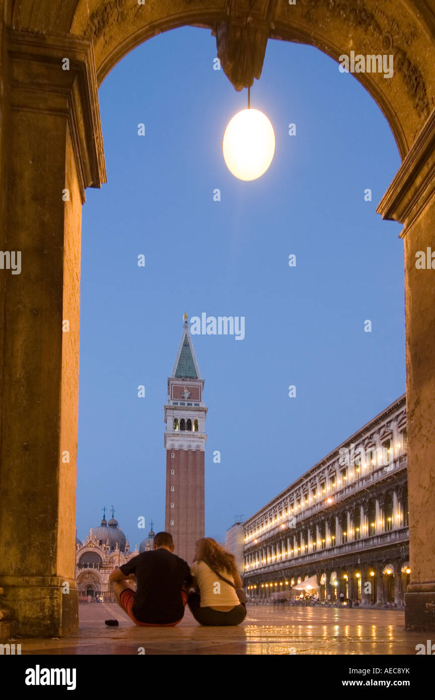 Gondola venice couple sunset hi-res stock photography and images - Alamy