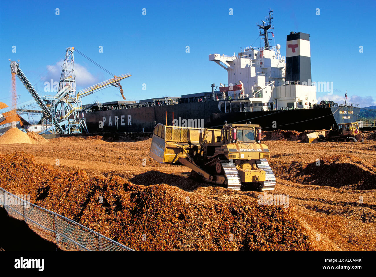 Wood chip boat loading chips hires stock photography and images Alamy