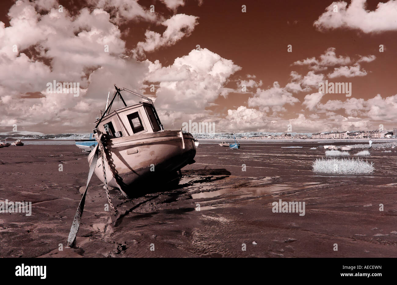 Fishing boats on mud at low tide hi-res stock photography and images ...