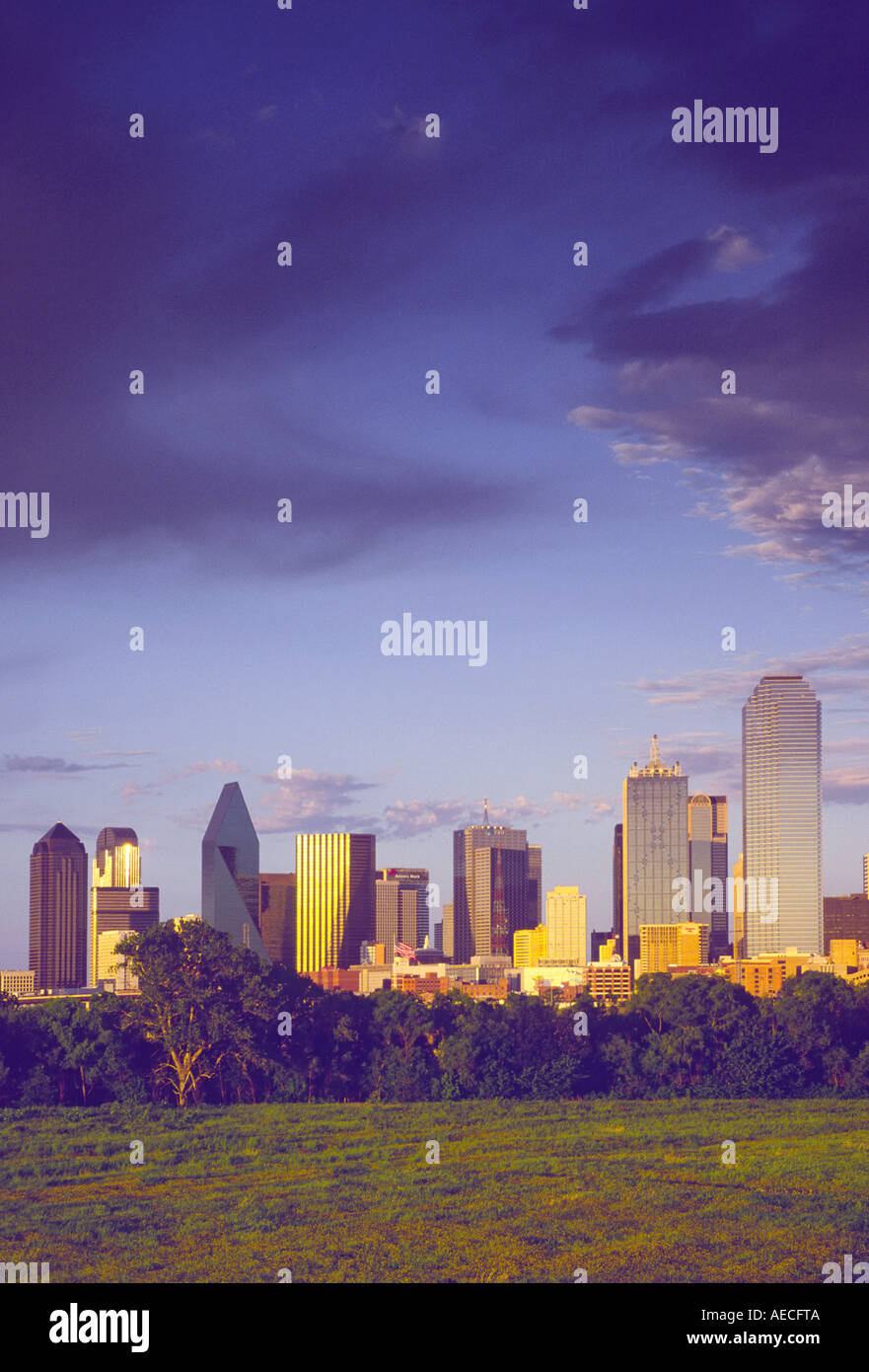 Dallas office buildings hi-res stock photography and images - Alamy