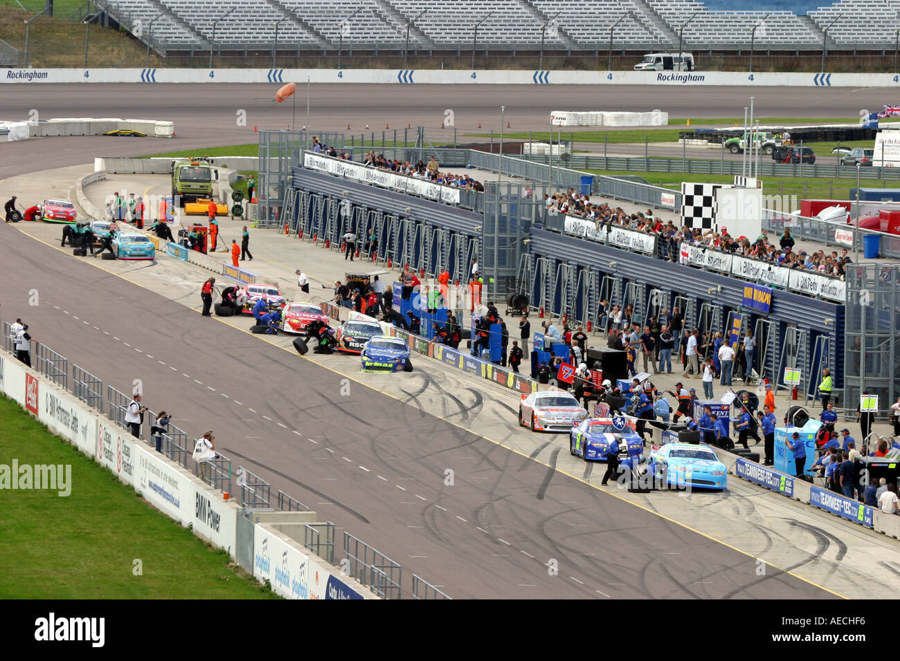 Pit lane wheel change hi-res stock photography and images - Alamy