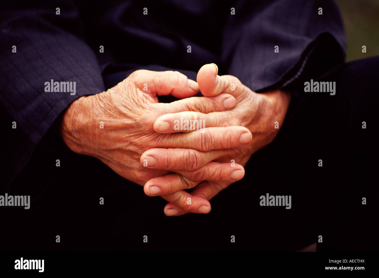 Old people hands hi-res stock photography and images - Alamy
