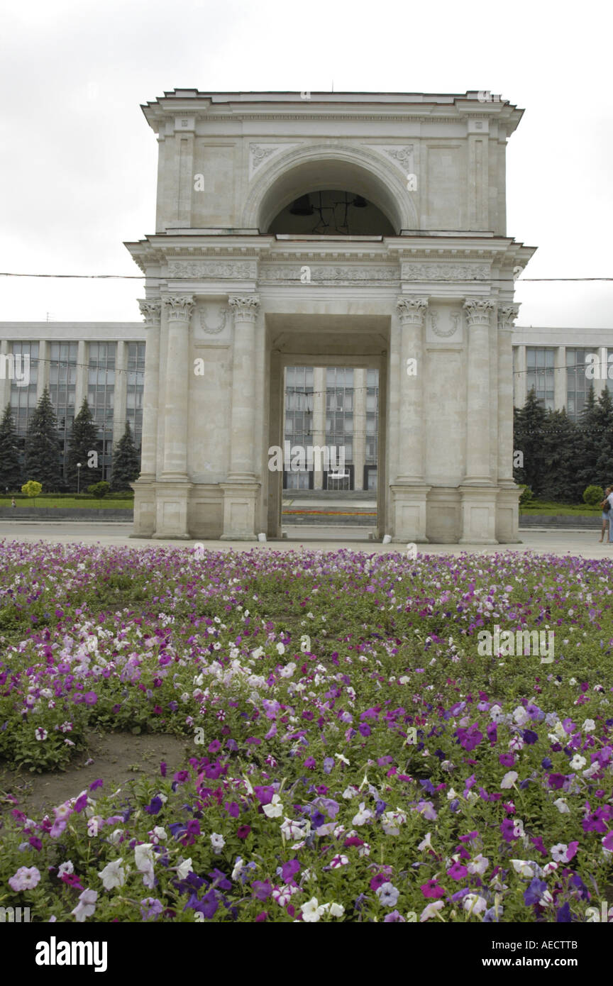 Chisinau, Piata Marii Adunari Nationale, triumph arch Stock Photo Alamy