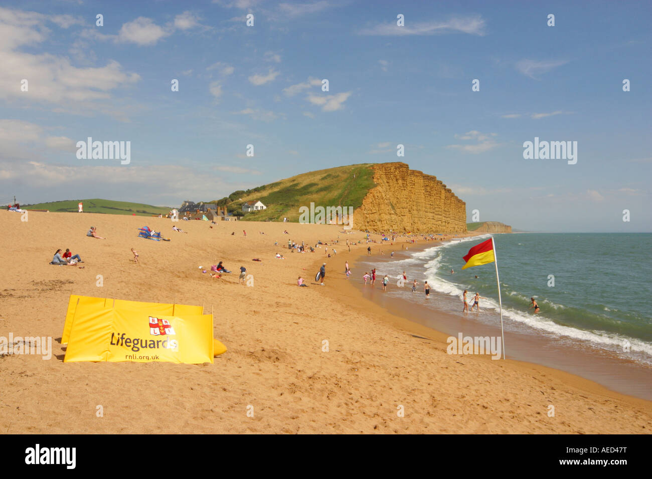 British beach scene seaside hi-res stock photography and images - Alamy