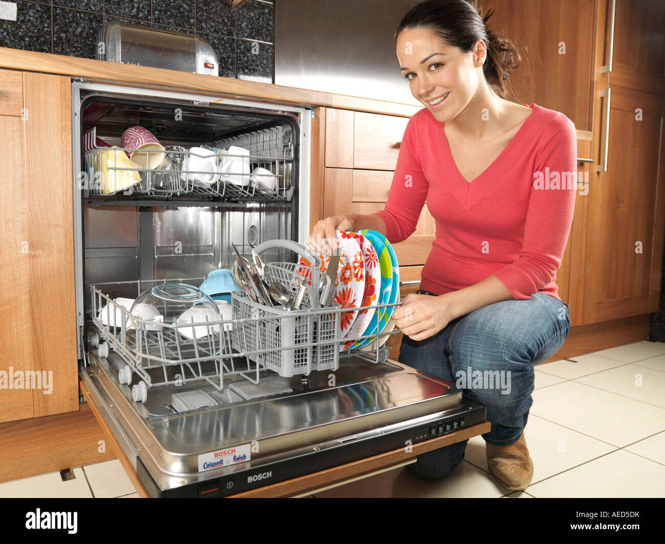 Посудомоечная останавливается. Для посудомоечных машин. Посудомойка. Посудомоечная машина красивая. Посудомойка женщина.