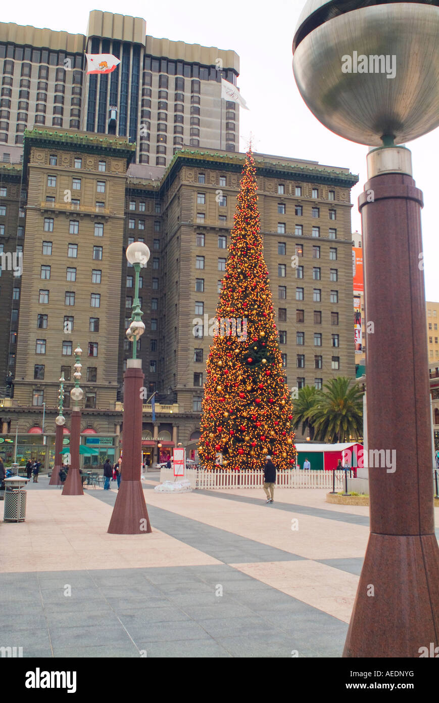 Decorated Christmas tree in San Francisco California Union Square Stock Photo Alamy