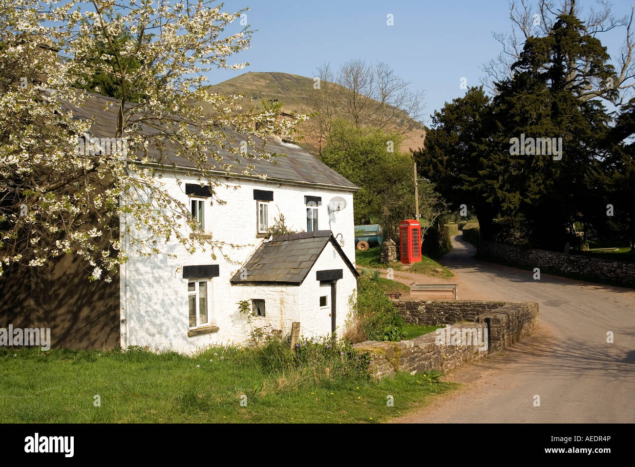 UK Wales Powys Black Mountains Vale of Ewyas Capel y ffin roadside farmhouse and K6 phone box Stock Photo