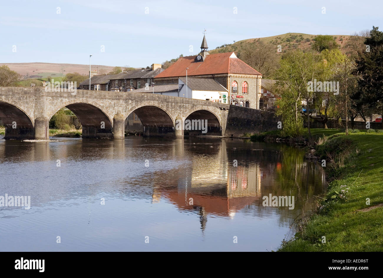 UK Wales Powys Builth Wells Bridge over River Wye and Wyeside Arts Centre Stock Photo