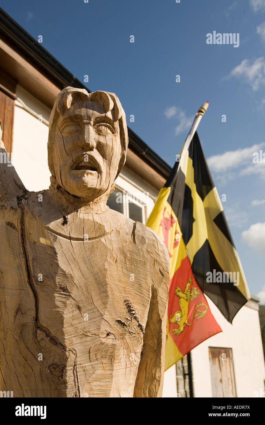UK Wales Powys Builth Wells Owain Glyndwrs flag and David Williams wooden sculpture Stock Photo