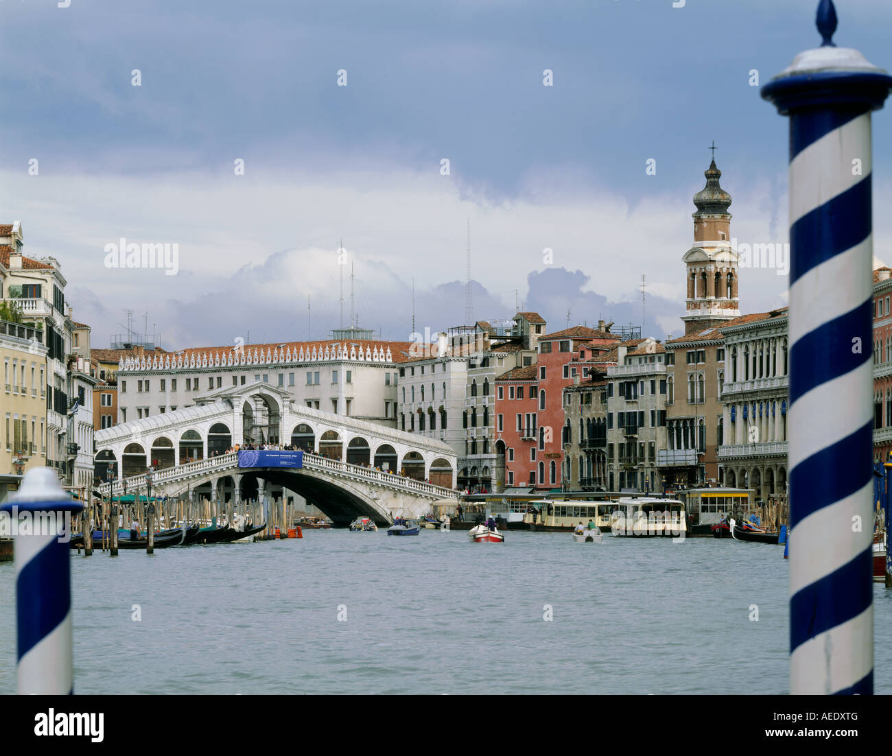 View of Rialto Bridge, showing the Grand Canal Stock Photo - Alamy
