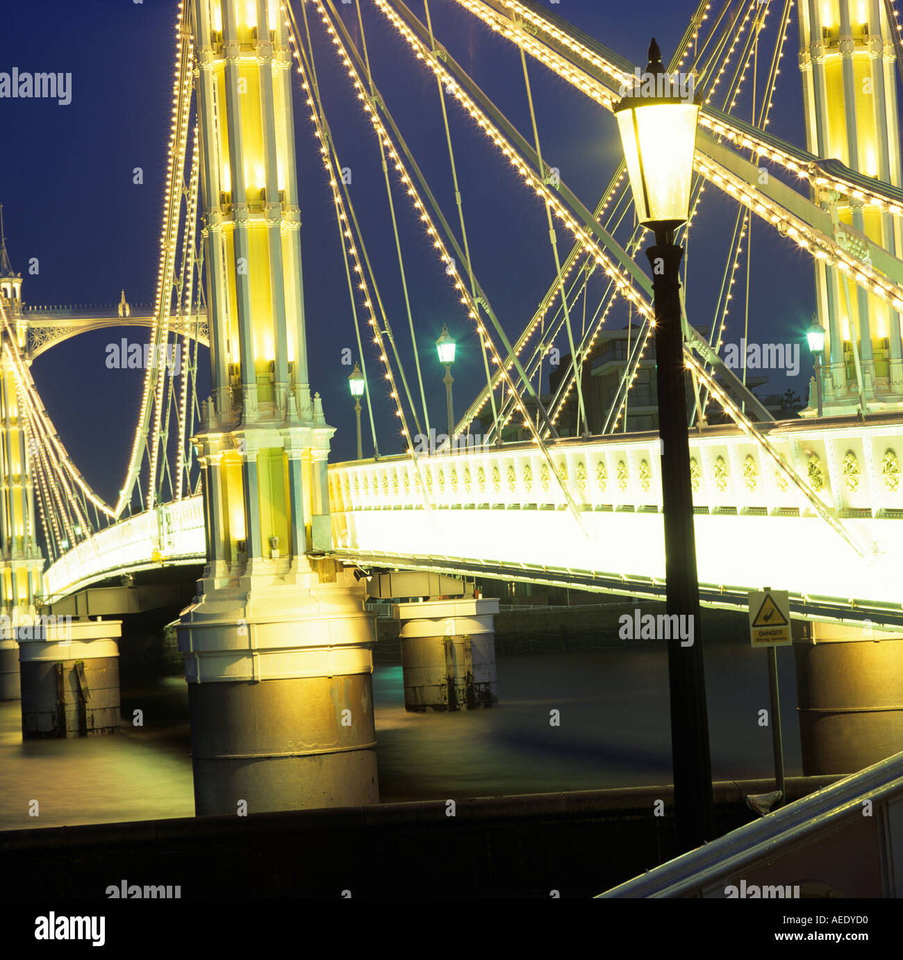 Albert bridge london cars hi-res stock photography and images - Alamy