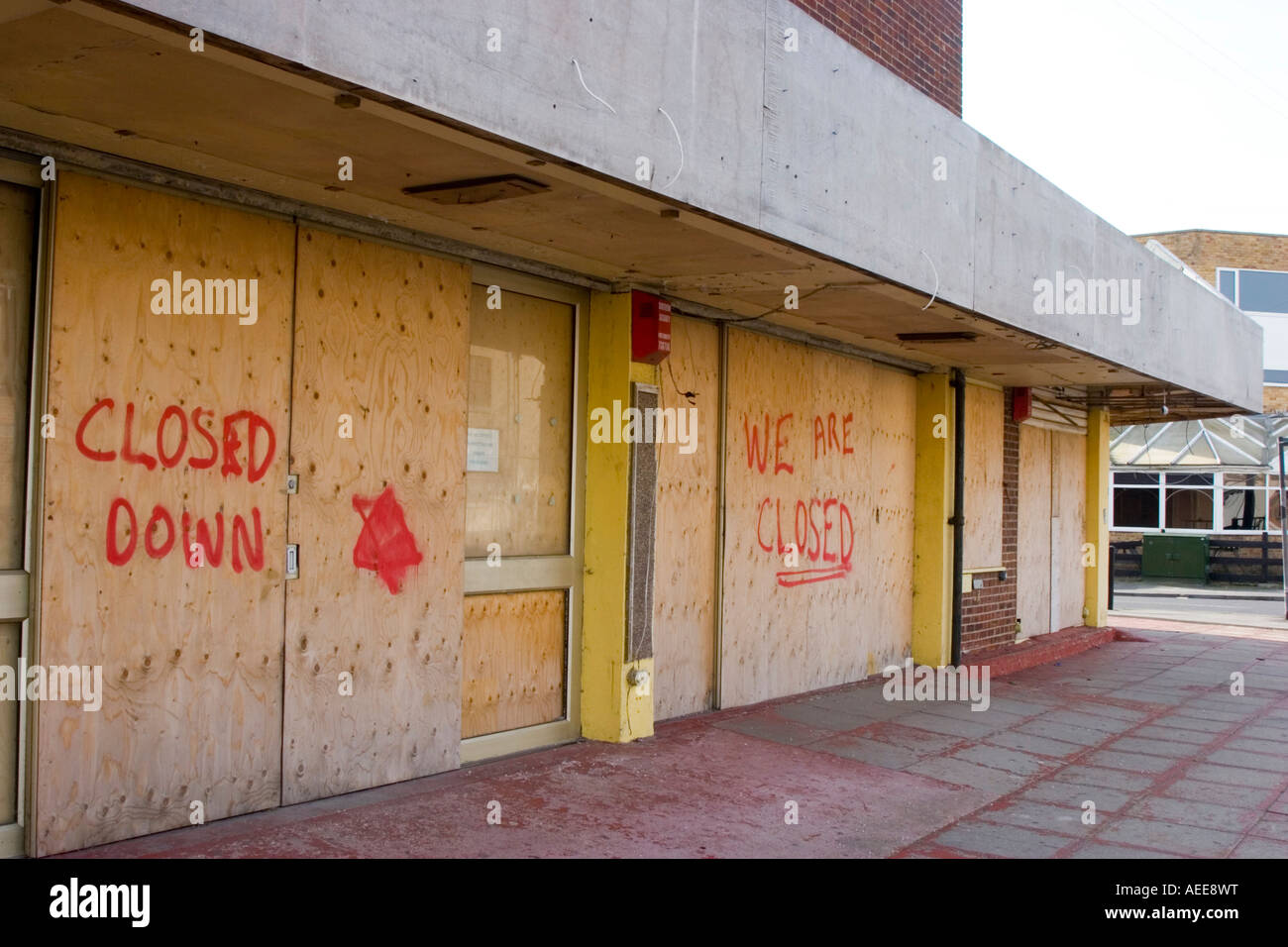 shops-closed-down-and-boarded-up-AEE8WT.jpg