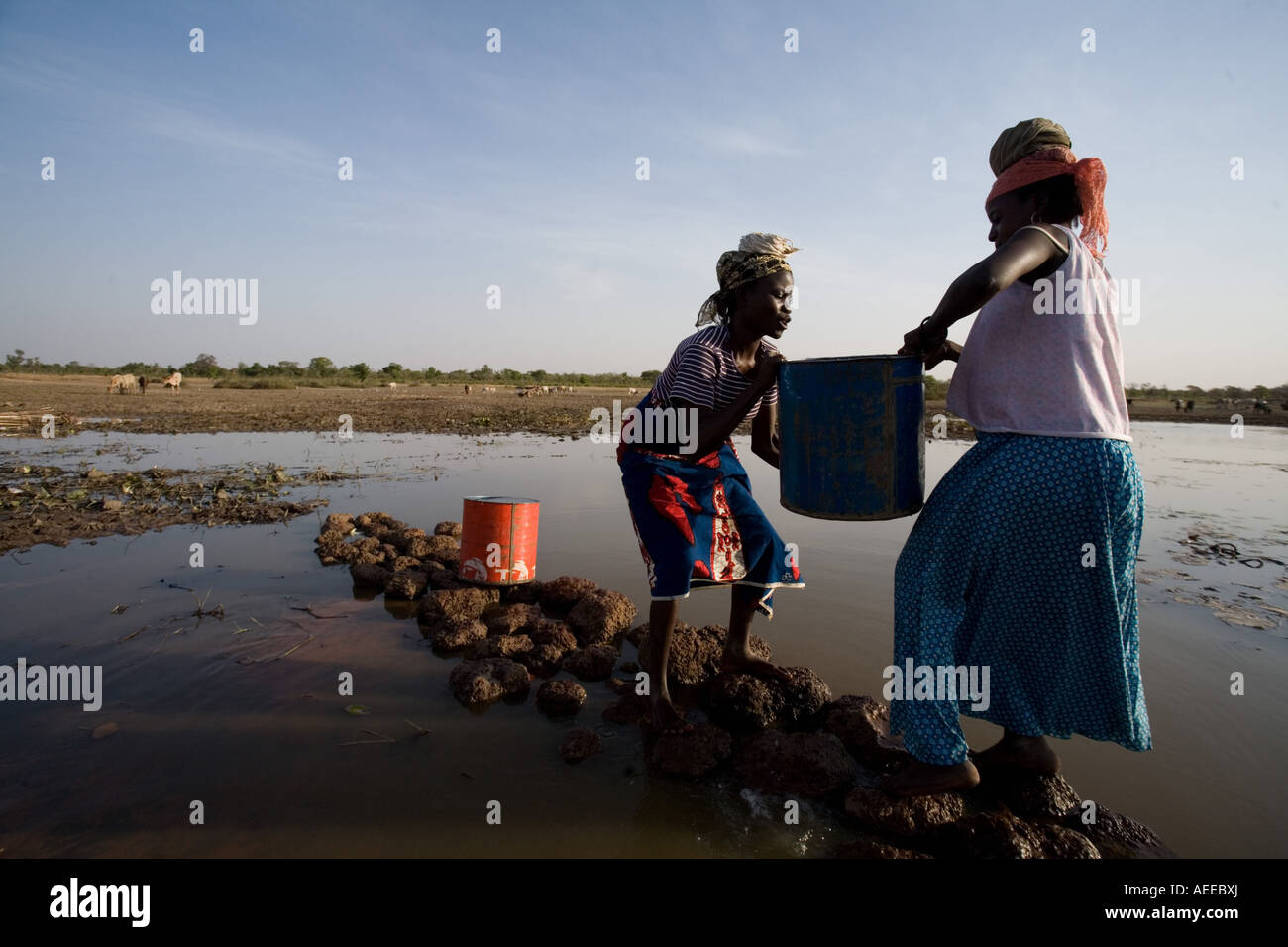 Women containers on their heads hi-res stock photography and images - Alamy