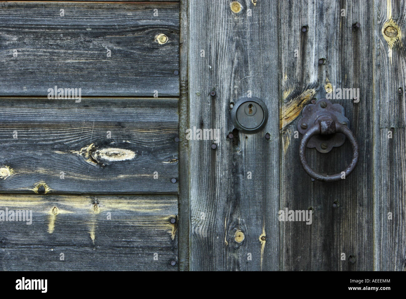 Lock Rusted Dark Shed Door of old wooden shed with rusting handle and lock Stock Photo - Alamy