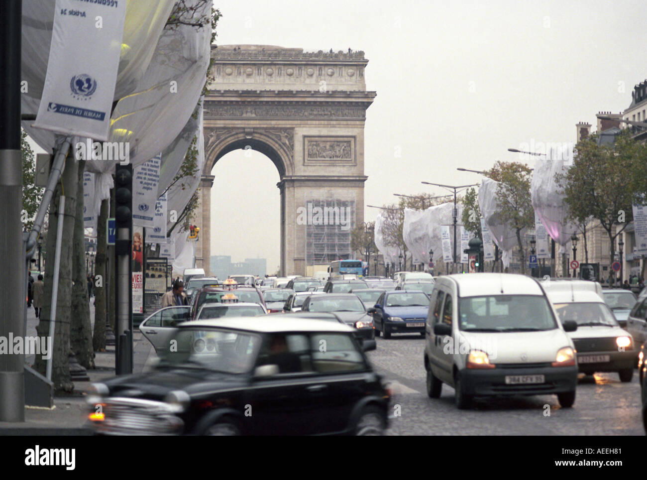 Afternoon traffic on the Champs-Élysées in Paris France Stock Photo