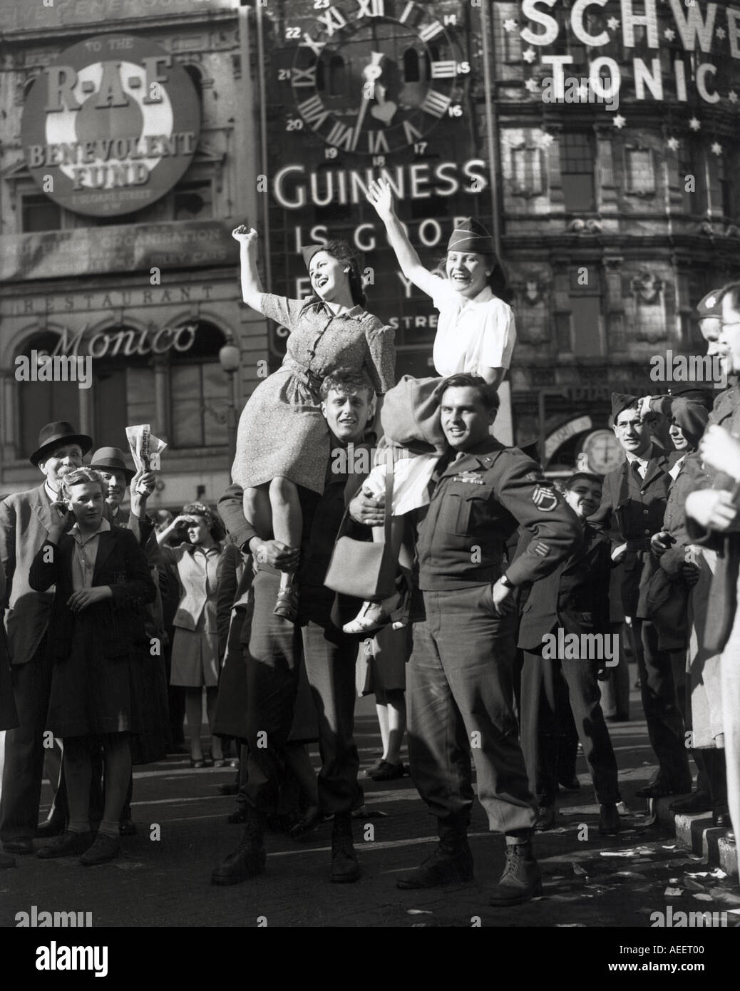 WW2 American soldiers and British girls celebrate VE DAY in Piccadilly Circus London on 8 May 1945 Stock Photo