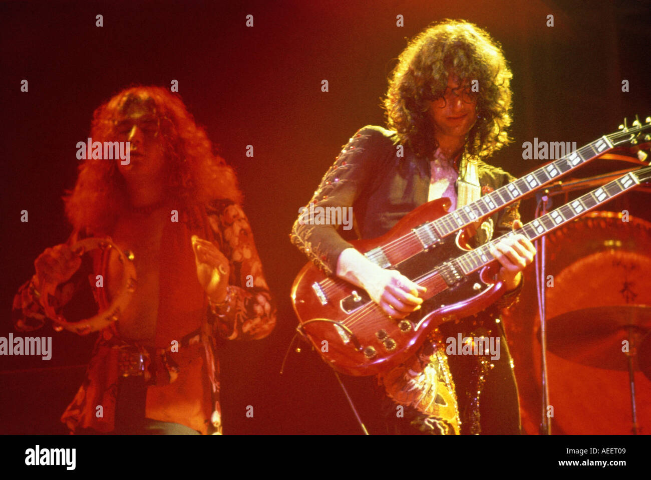 LED ZEPPELIN Robert Plant and Jimmy Page on guitar in 1975 Stock Photo