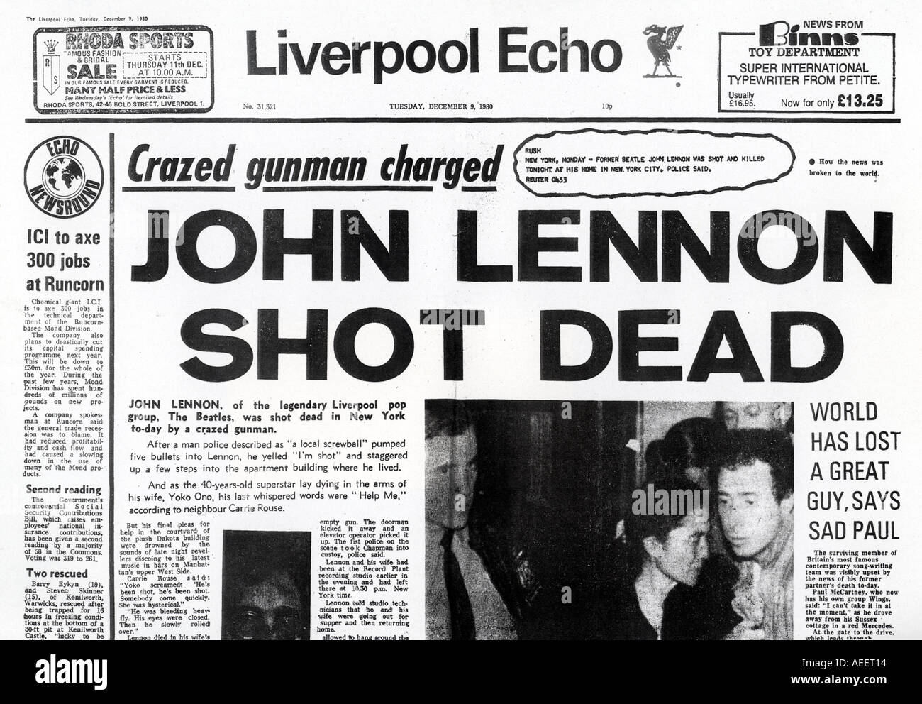 BEATLES The UK s Liverpool Echo reports John Lennon s murder in New York on 8th December 1980 Stock Photo