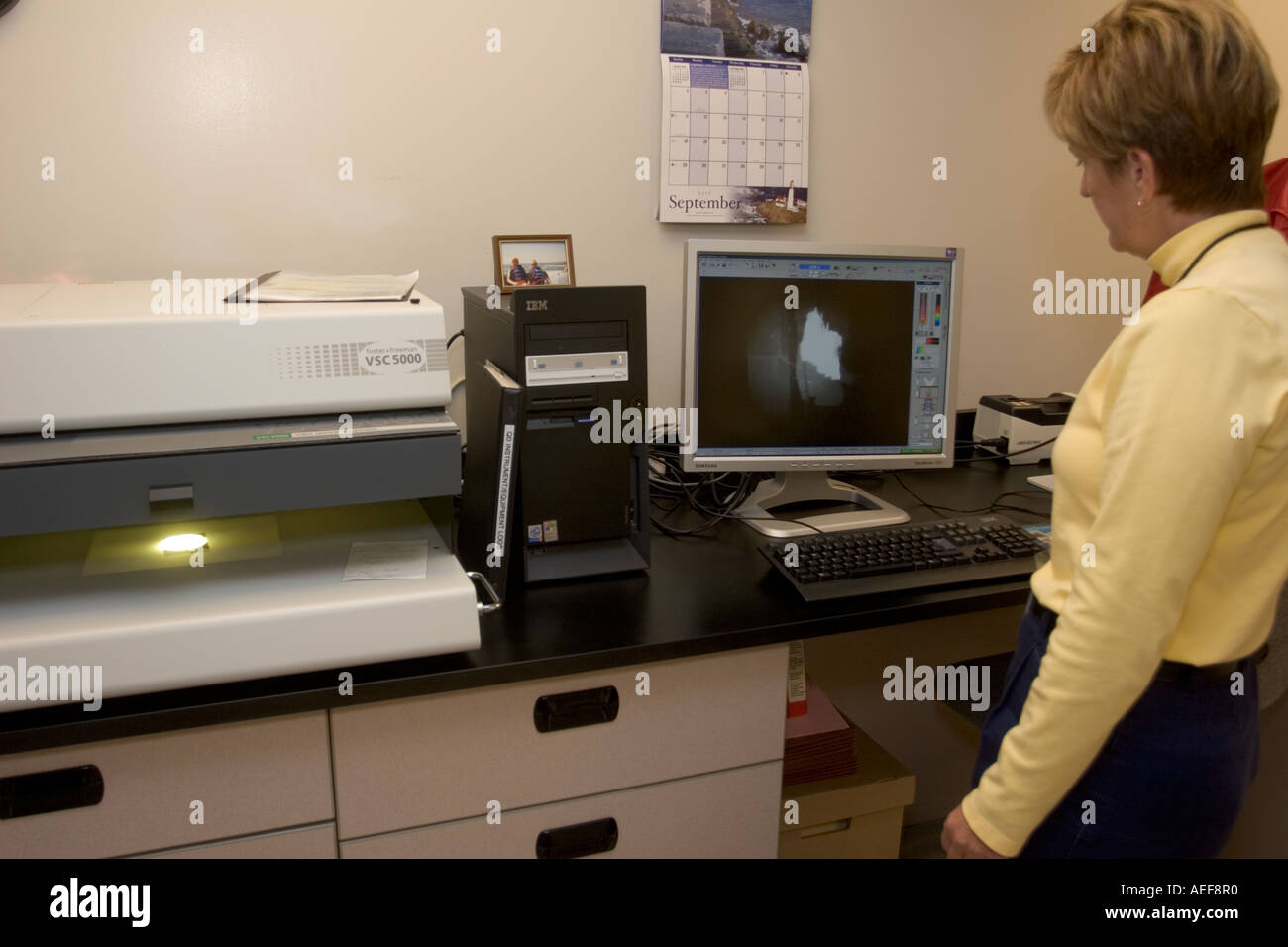 Visual Spectral Comparator is used for the optical examination and differentiation of inks. Nebraska State Crime Lab, USA. Stock Photo