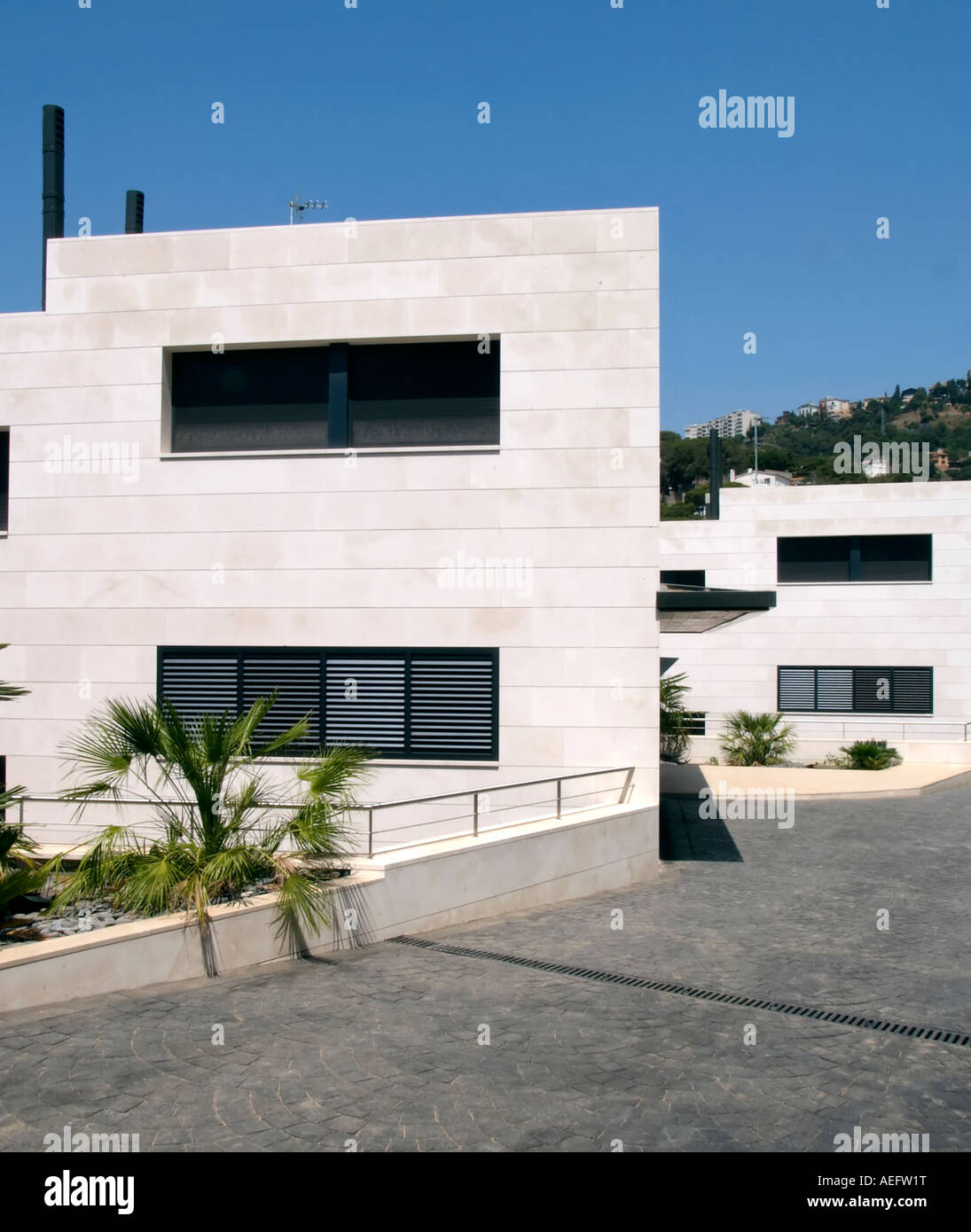 contemporary exterior white house Stock Photo - Alamy