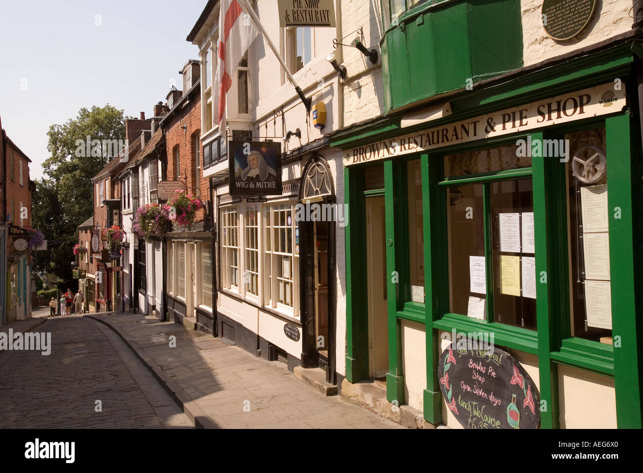 Lincolnshire Lincoln Steep Hill old medieval lane leading to cathedral Wig Mitre pub Stock Photo
