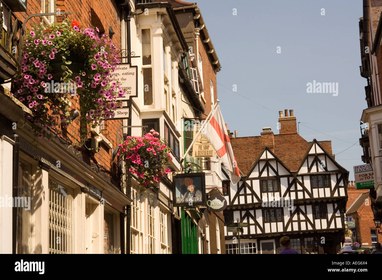 Lincolnshire Lincoln Steep Hill hanging baskets and Wig Mitre pub Stock Photo