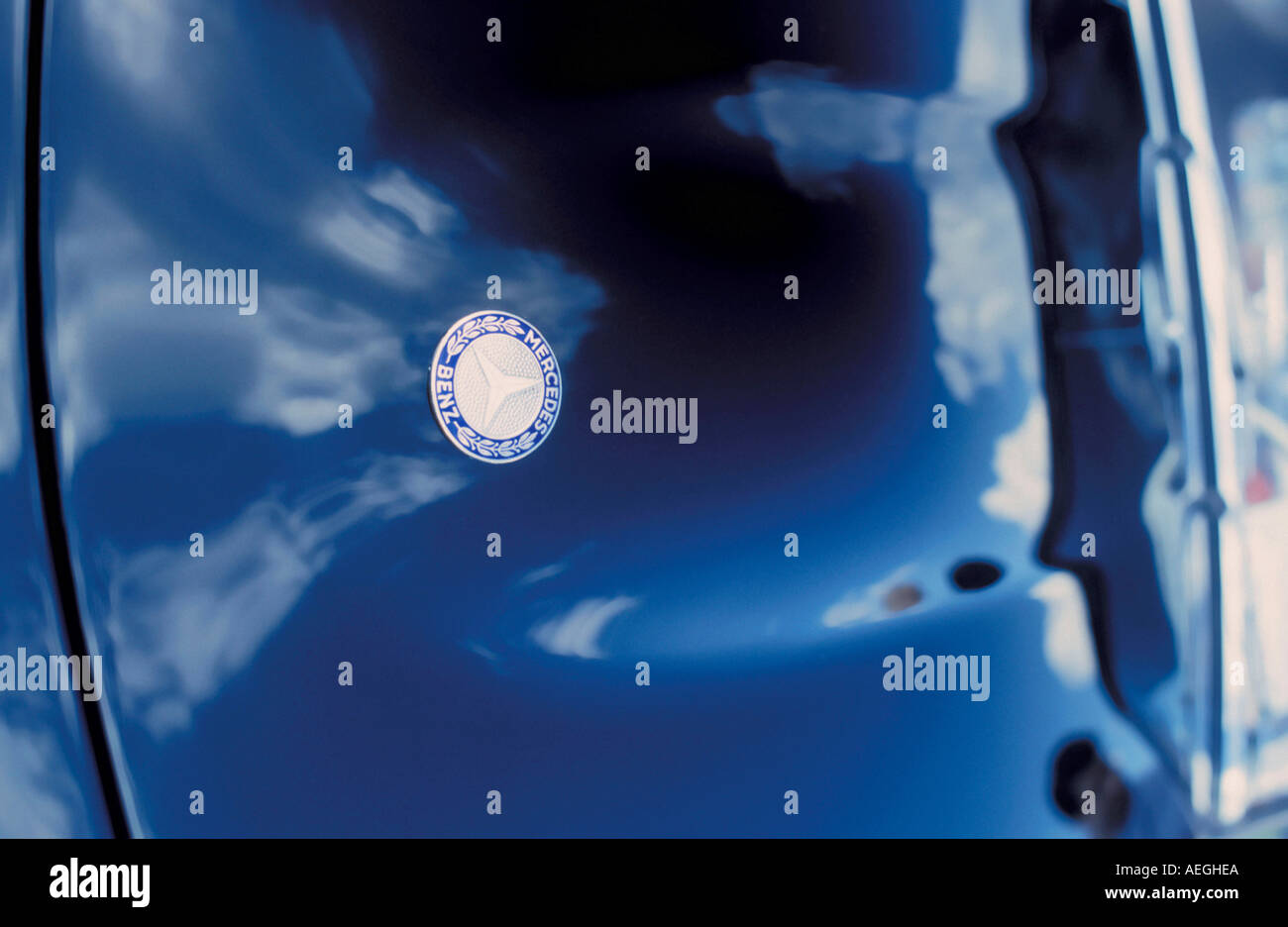 Mercedes Benz Emblem Stock Photo - Alamy