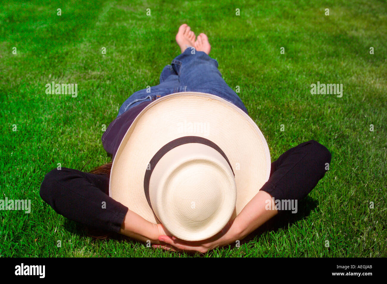 Woman big hat hi-res stock photography and images - Alamy