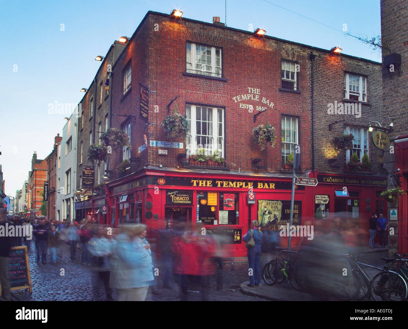 Temple bar dublin blur hi-res stock photography and images - Alamy