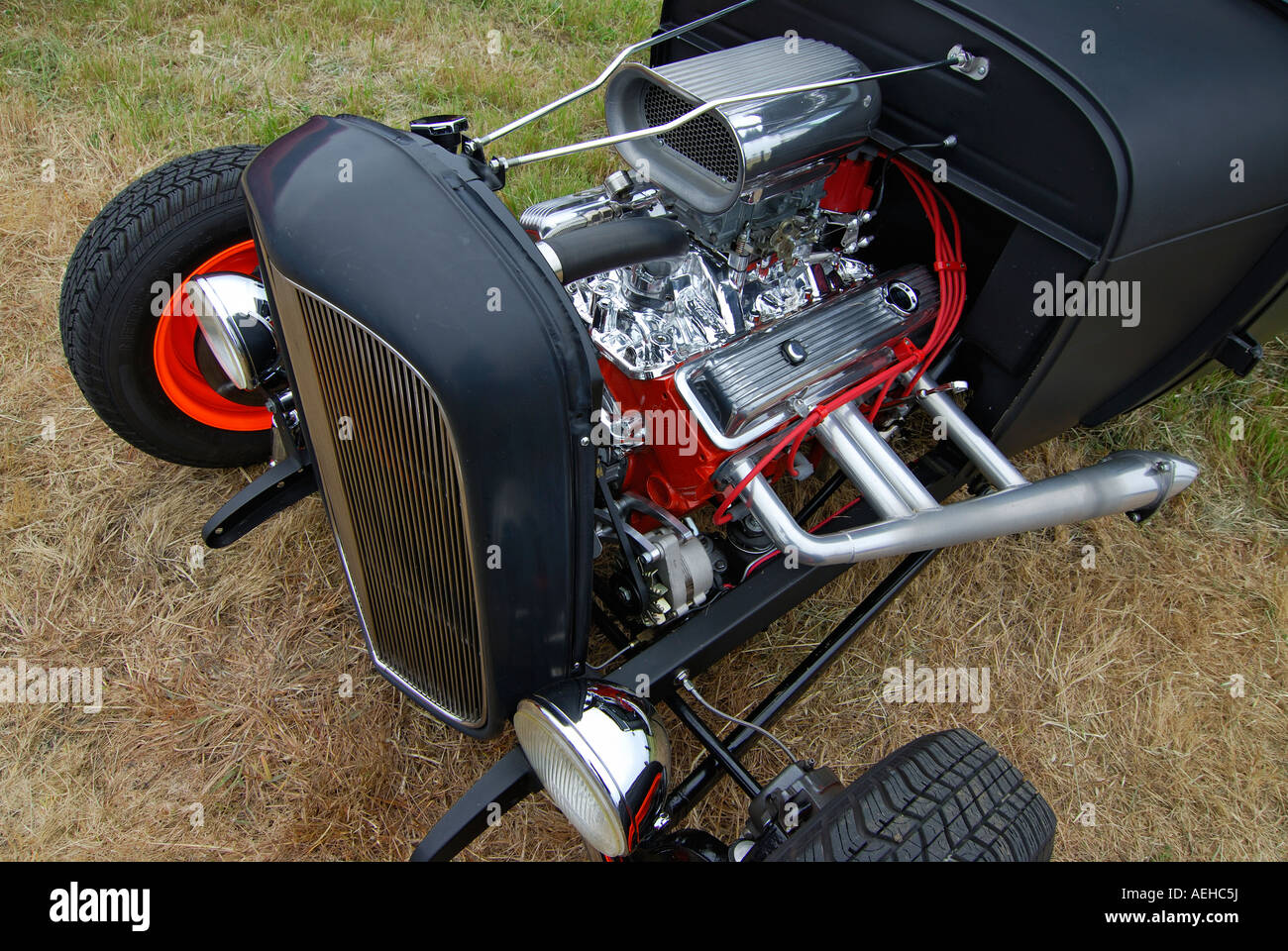 "^Customized ^V8 engine and exhaust pipes of ^1930s ^based Hot Rod