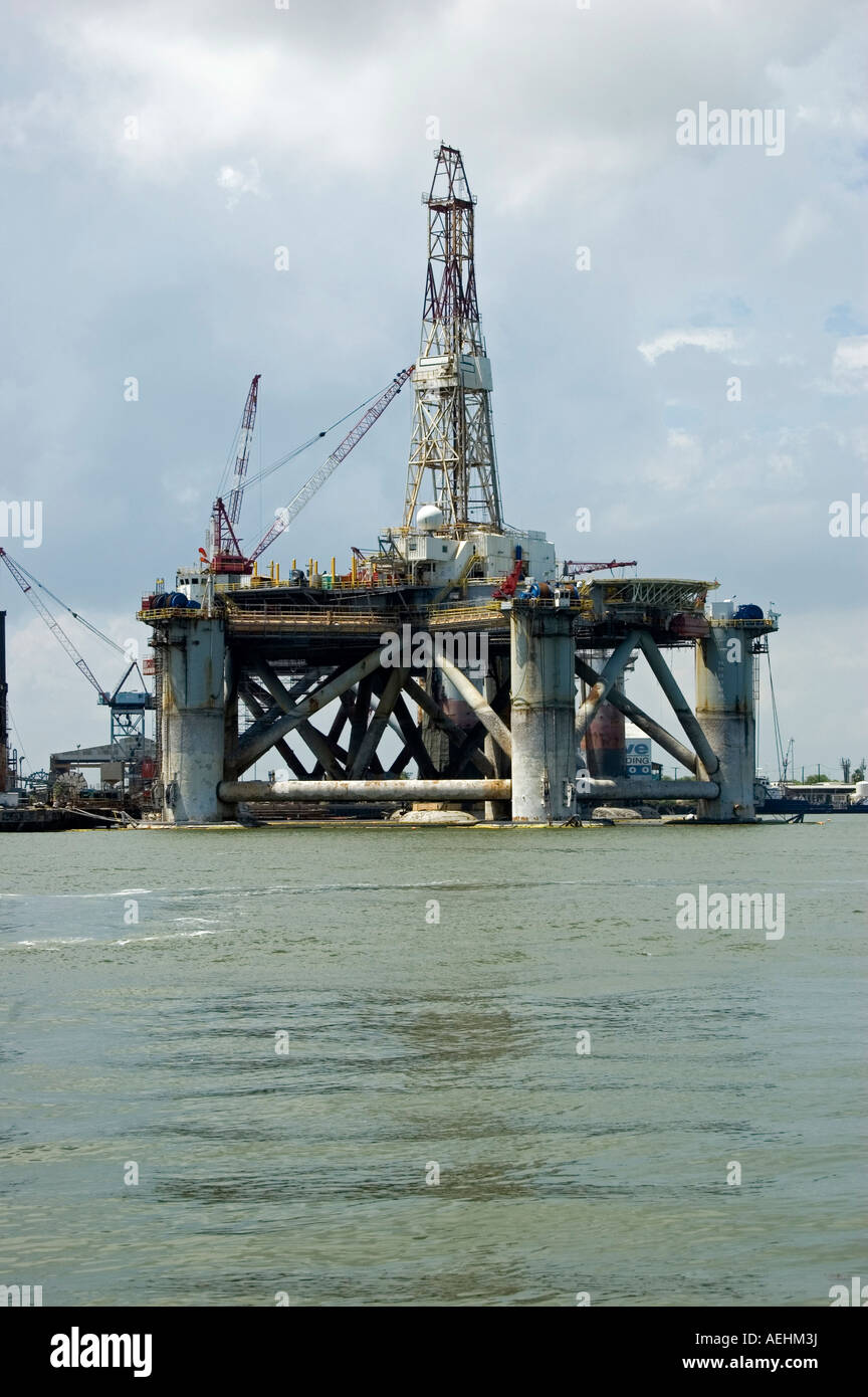 Oil rig in the gulf of Mexico Stock Photo Alamy